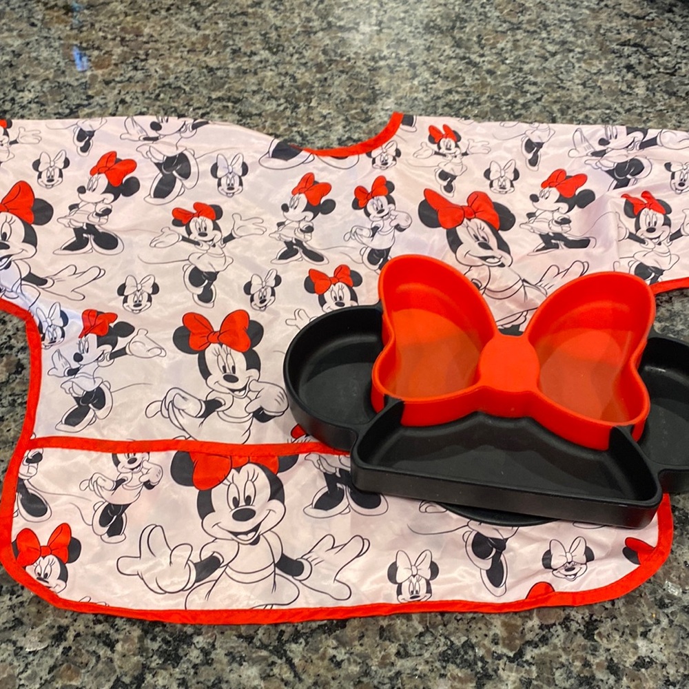 Minnie Mouse bumkin and bib set